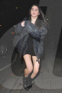 PEOPLE - Rocco Ritchie's Freundin Kim Turnbull etwas "gwagglig" in London unterwegs