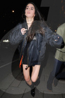 PEOPLE - Rocco Ritchie's Freundin Kim Turnbull etwas "gwagglig" in London unterwegs