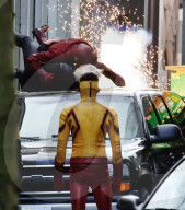 EXKLUSIV - Grant Gustin und Jessica Camacho stehen für "The Flash" in Vancouver vor der Linse