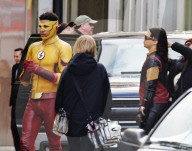 EXKLUSIV - Grant Gustin und Jessica Camacho stehen für "The Flash" in Vancouver vor der Linse