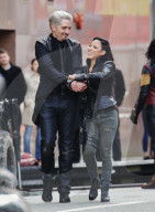 EXKLUSIV - Grant Gustin und Jessica Camacho stehen für "The Flash" in Vancouver vor der Linse