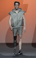 PEOPLE - Madrid Fashion Week: Paralympic-Sportler Alberto Avila auf dem Laufsteg