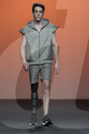 PEOPLE - Madrid Fashion Week: Paralympic-Sportler Alberto Avila auf dem Laufsteg