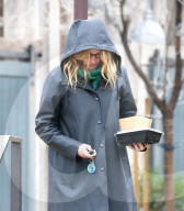PEOPLE - Julia Roberts stapft mit den Kids durch den Regen von Los Angeles