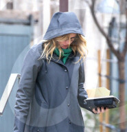 PEOPLE - Julia Roberts stapft mit den Kids durch den Regen von Los Angeles