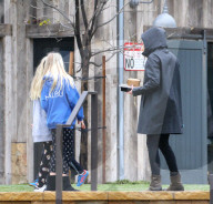PEOPLE - Julia Roberts stapft mit den Kids durch den Regen von Los Angeles