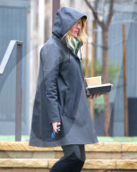 PEOPLE - Julia Roberts stapft mit den Kids durch den Regen von Los Angeles