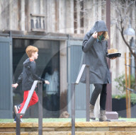 PEOPLE - Julia Roberts stapft mit den Kids durch den Regen von Los Angeles