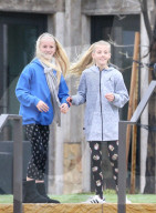 PEOPLE - Julia Roberts stapft mit den Kids durch den Regen von Los Angeles