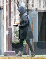 PEOPLE - Julia Roberts stapft mit den Kids durch den Regen von Los Angeles
