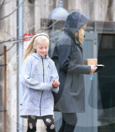 PEOPLE - Julia Roberts stapft mit den Kids durch den Regen von Los Angeles