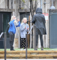 PEOPLE - Julia Roberts stapft mit den Kids durch den Regen von Los Angeles
