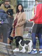 EXKLUSIV - Oliva Munn steht für "The Predator" vor der Linse