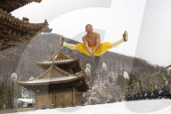 NEWS - Wintereinbruch in China: Mönche trotzt der Kälte mit Kung Fu