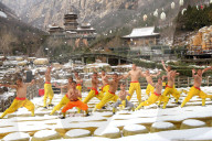 NEWS - Wintereinbruch in China: Mönche trotzt der Kälte mit Kung Fu