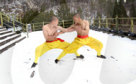 NEWS - Wintereinbruch in China: Mönche trotzt der Kälte mit Kung Fu