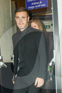 PEOPLE - Gary Barlow von Fans in London umzingelt