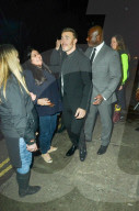 PEOPLE - Gary Barlow von Fans in London umzingelt