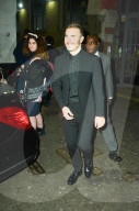PEOPLE - Gary Barlow von Fans in London umzingelt