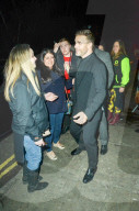 PEOPLE - Gary Barlow von Fans in London umzingelt