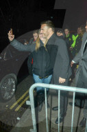 PEOPLE - Gary Barlow von Fans in London umzingelt