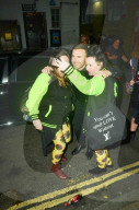 PEOPLE - Gary Barlow von Fans in London umzingelt
