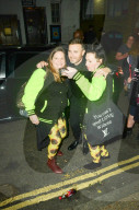 PEOPLE - Gary Barlow von Fans in London umzingelt