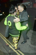PEOPLE - Gary Barlow von Fans in London umzingelt
