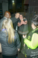 PEOPLE - Gary Barlow von Fans in London umzingelt