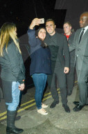 PEOPLE - Gary Barlow von Fans in London umzingelt