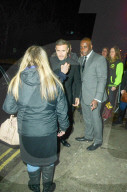 PEOPLE - Gary Barlow von Fans in London umzingelt