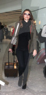PEOPLE - Elizabeth Hurley landet in Heathrow
