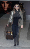 PEOPLE - Elizabeth Hurley landet in Heathrow