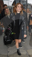 PEOPLE - Emma Watson strahlt bei der Ankunft in Paris