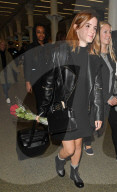 PEOPLE - Emma Watson strahlt bei der Ankunft in Paris