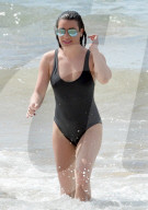 PEOPLE - Lea Michele kühlt sich in Maui ab