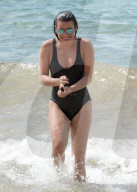 PEOPLE - Lea Michele kühlt sich in Maui ab