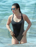 PEOPLE - Lea Michele kühlt sich in Maui ab
