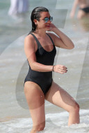 PEOPLE - Lea Michele kühlt sich in Maui ab