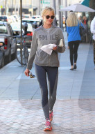 PEOPLE - Melanie Griffith spaziert mit dem Frühstück durch Beverly Hills