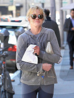 PEOPLE - Melanie Griffith spaziert mit dem Frühstück durch Beverly Hills