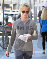 PEOPLE - Melanie Griffith spaziert mit dem Frühstück durch Beverly Hills