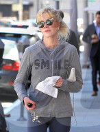 PEOPLE - Melanie Griffith spaziert mit dem Frühstück durch Beverly Hills