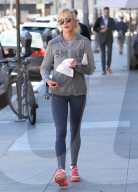 PEOPLE - Melanie Griffith spaziert mit dem Frühstück durch Beverly Hills