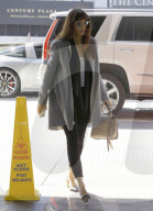 PEOPLE - Jessica Biel in Century City unterwegs