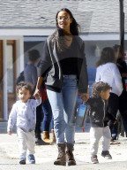 PEOPLE - Zoe Saldana mit ihren beiden Buben in Studio City
