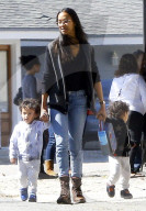 PEOPLE - Zoe Saldana mit ihren beiden Buben in Studio City