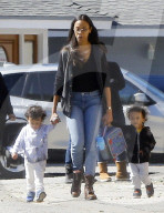 PEOPLE - Zoe Saldana mit ihren beiden Buben in Studio City