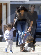 PEOPLE - Zoe Saldana mit ihren beiden Buben in Studio City