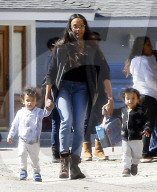 PEOPLE - Zoe Saldana mit ihren beiden Buben in Studio City